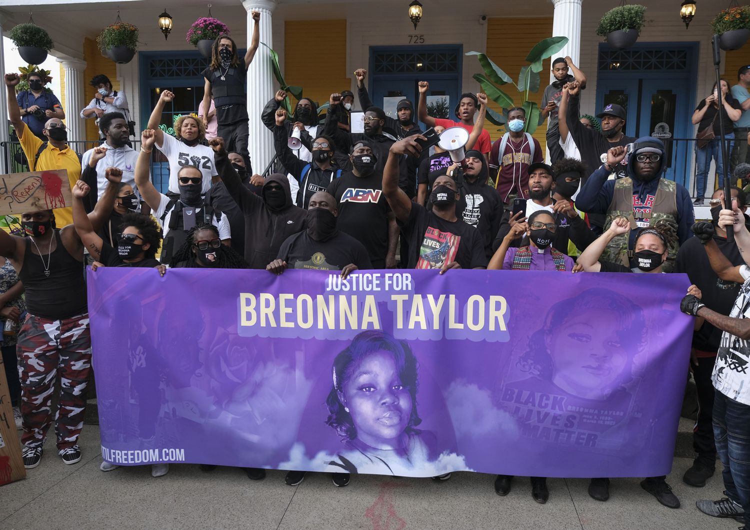 Usa terza notte&nbsp;proteste&nbsp;Louisville&nbsp;sentenza Breonna