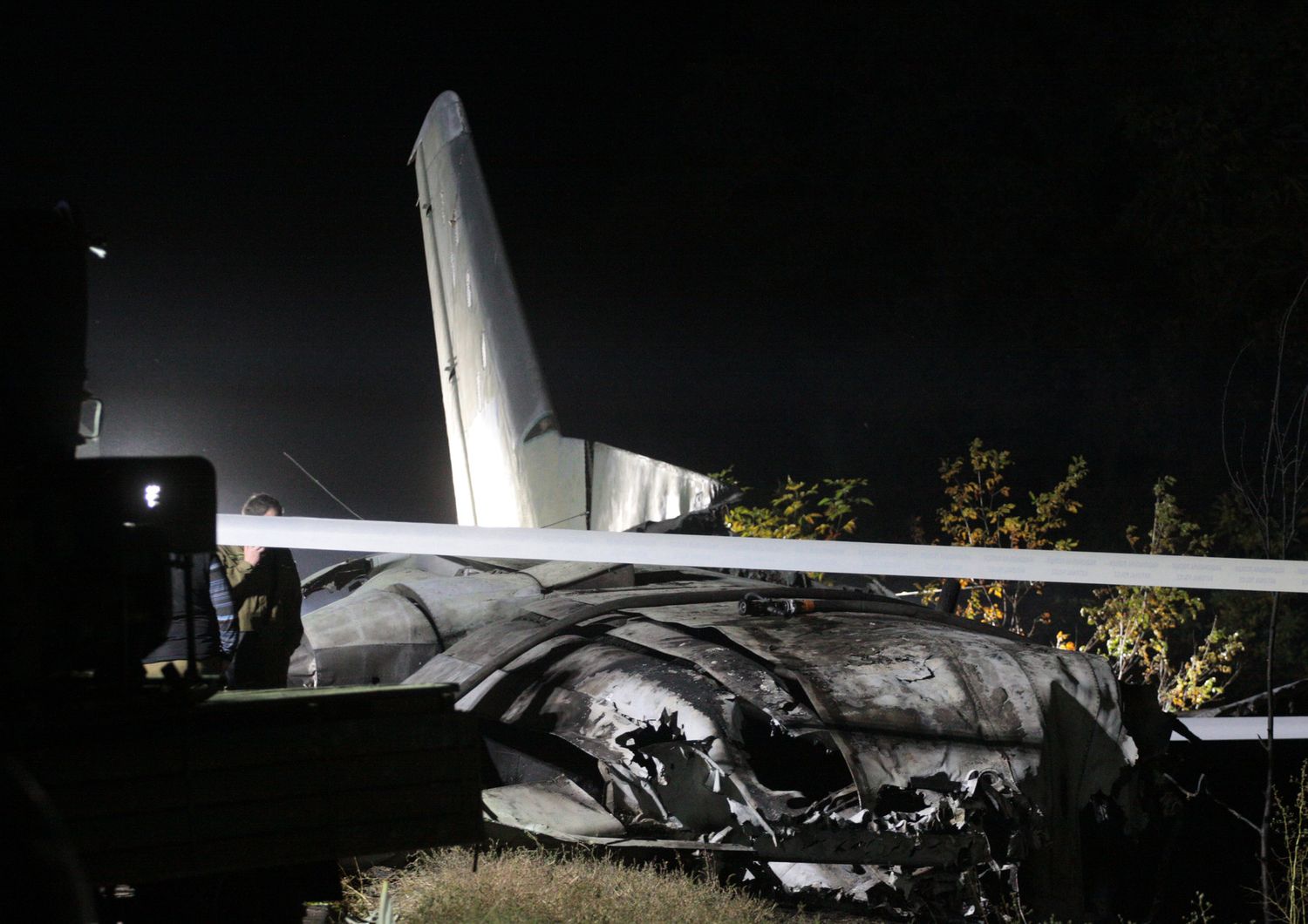 I resti dell'aereo militare caduto in Ucraina
