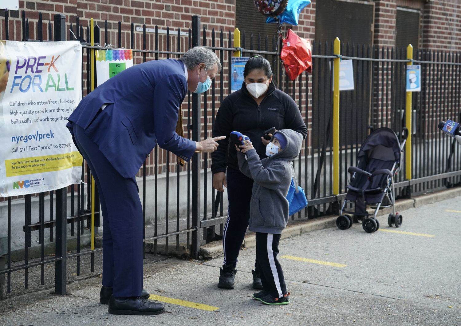 Bill de Blasio davanti a una scuola del Queens