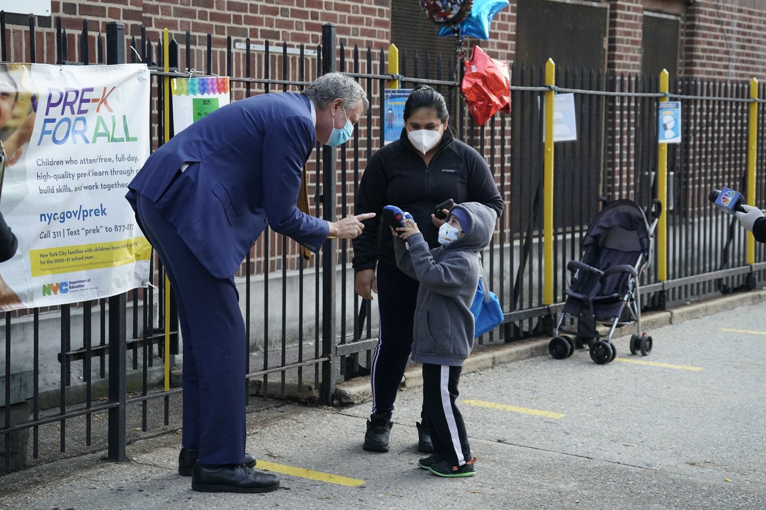 Bill de Blasio davanti a una scuola del Queens