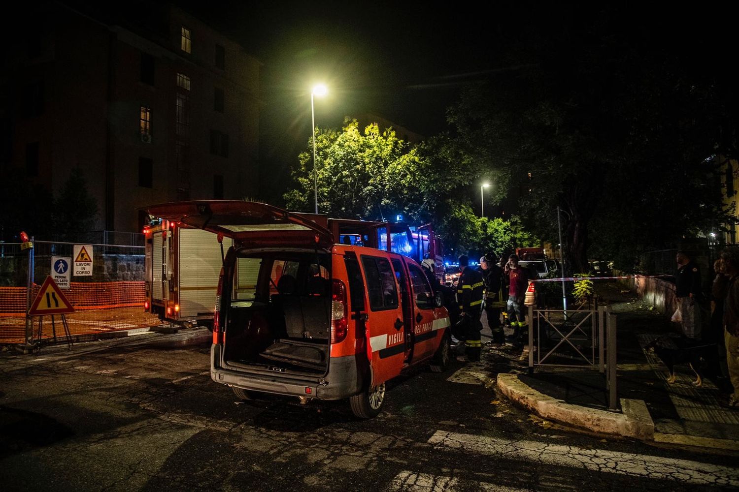 Vigili del fuoco intervenuti a Tor Marancia dove un uomo barricato in casa minaccia di far esplodere un ordigno