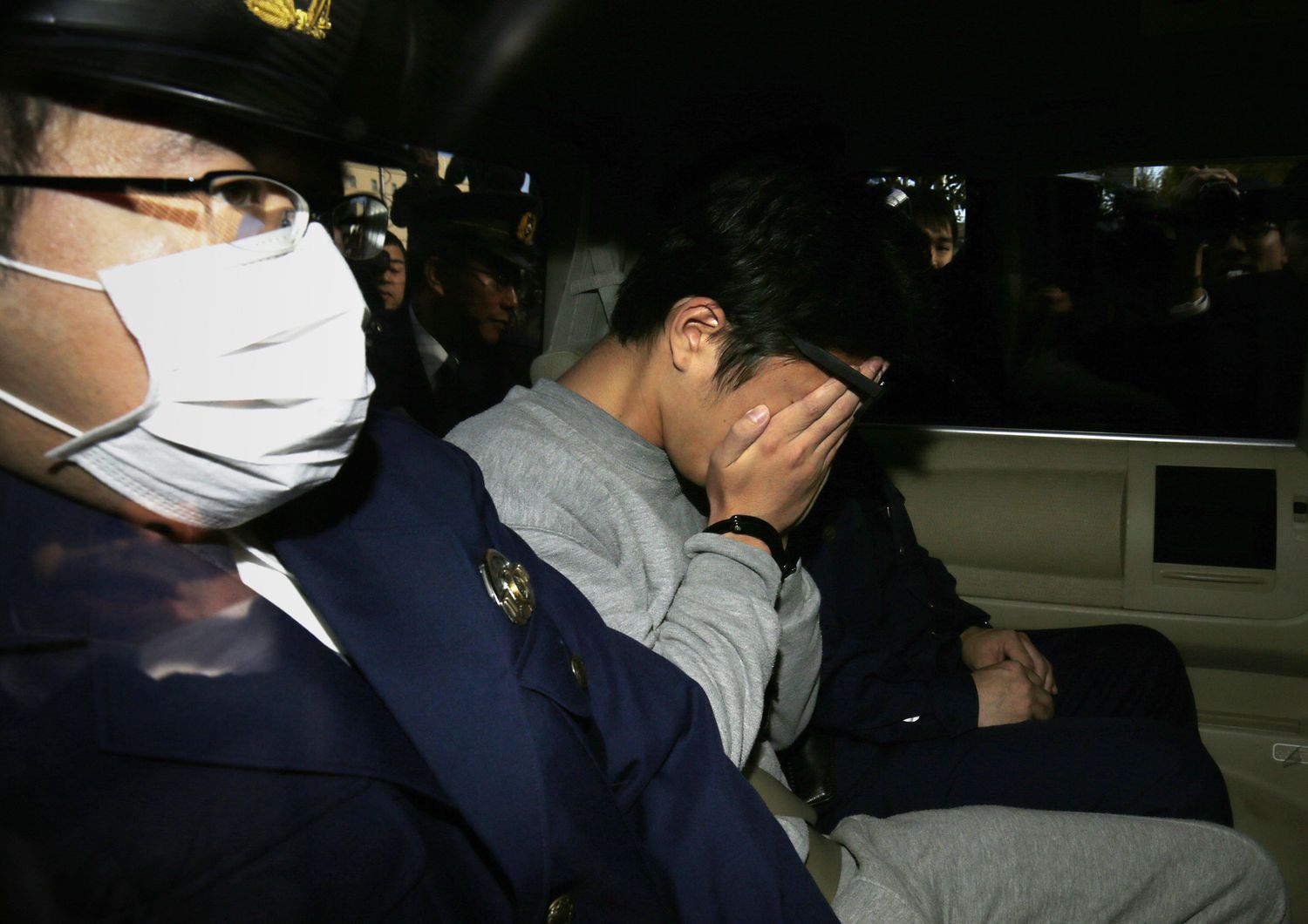 Takahiro Shiraishi nell'auto della poliizia durante l'arresto