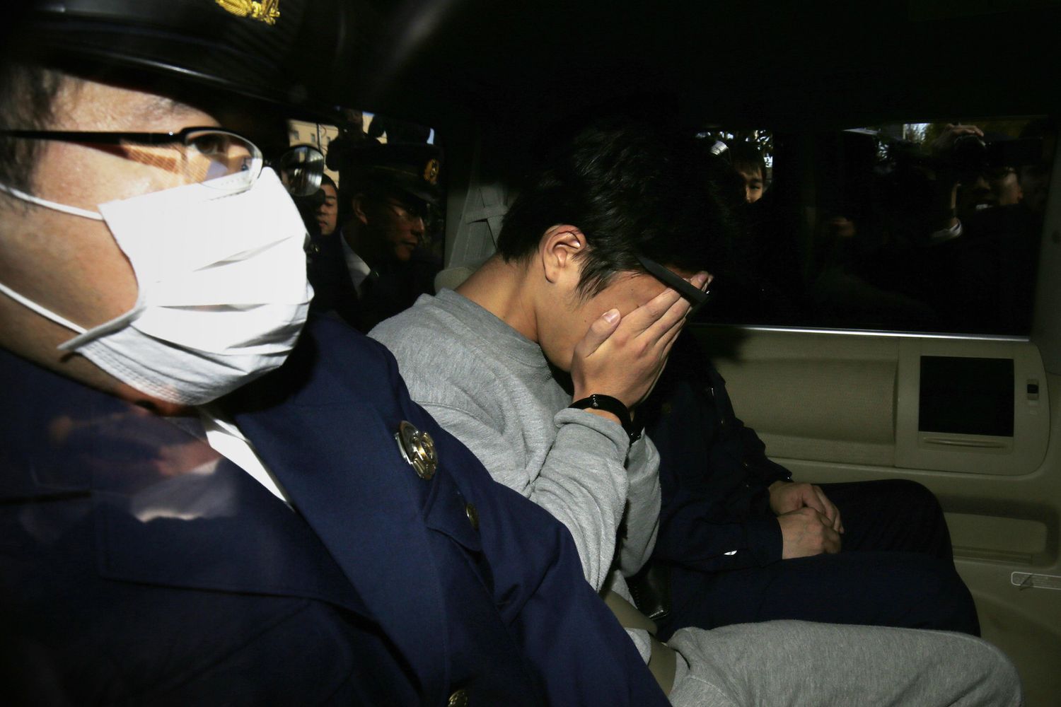 Takahiro Shiraishi nell'auto della poliizia durante l'arresto