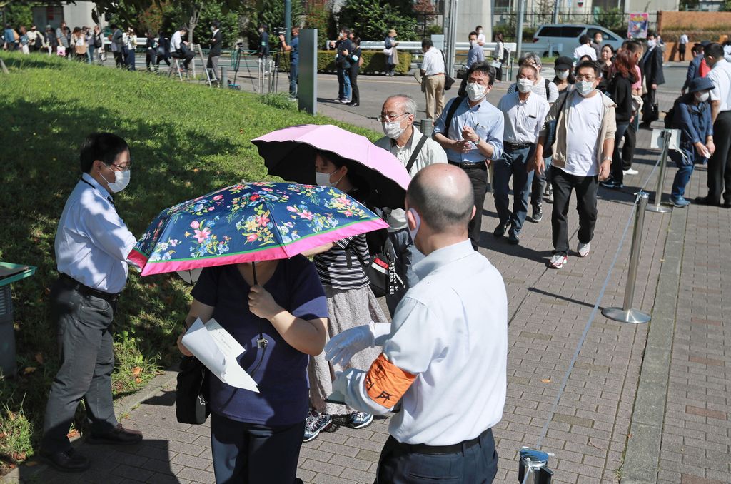 Seicento persone in fila per i 13 posti in aula al processo