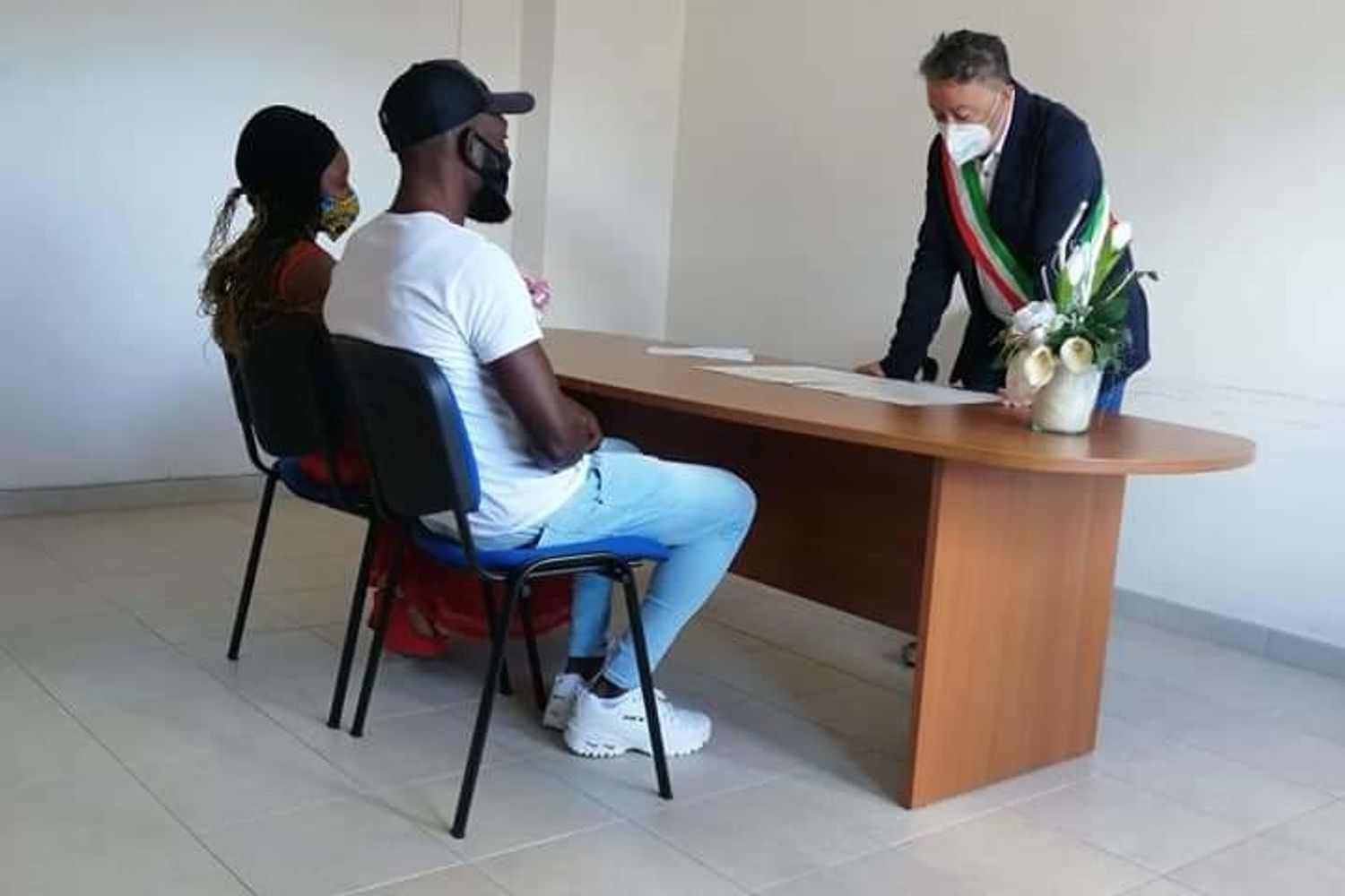 Il sindaco di Riace, Antonino Trifoli, celebra il matrimonio fra Lawrence e Blessing