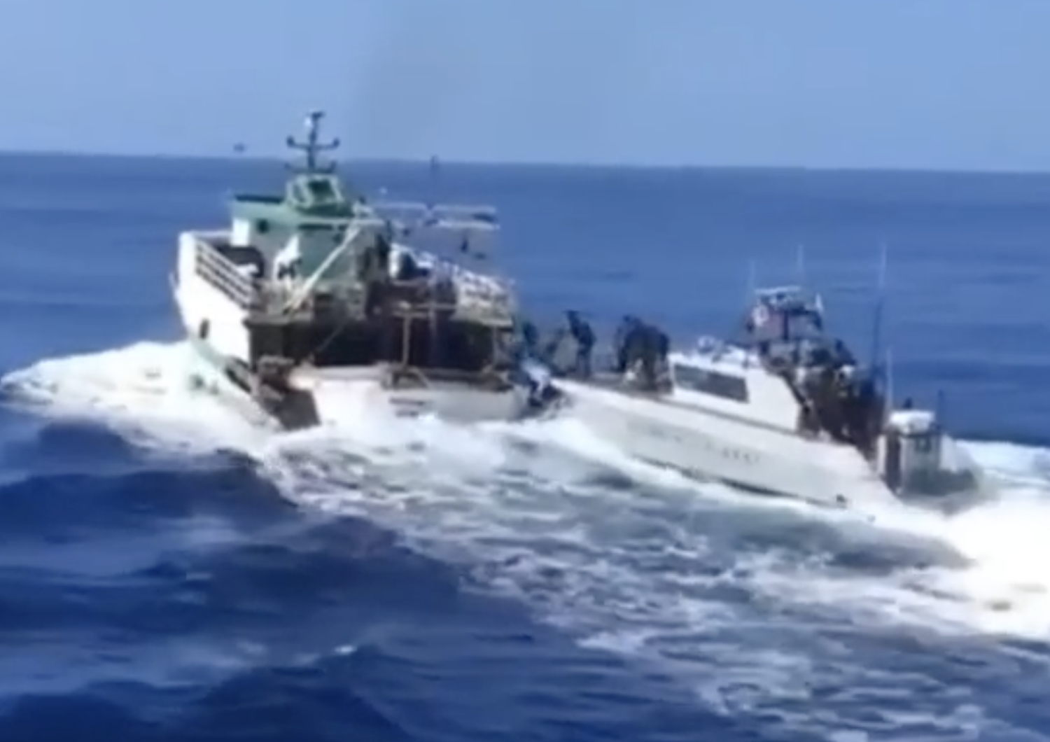 Un frame del video dell'inseguimento del peschereccio tunisino al largo di Lampedusa