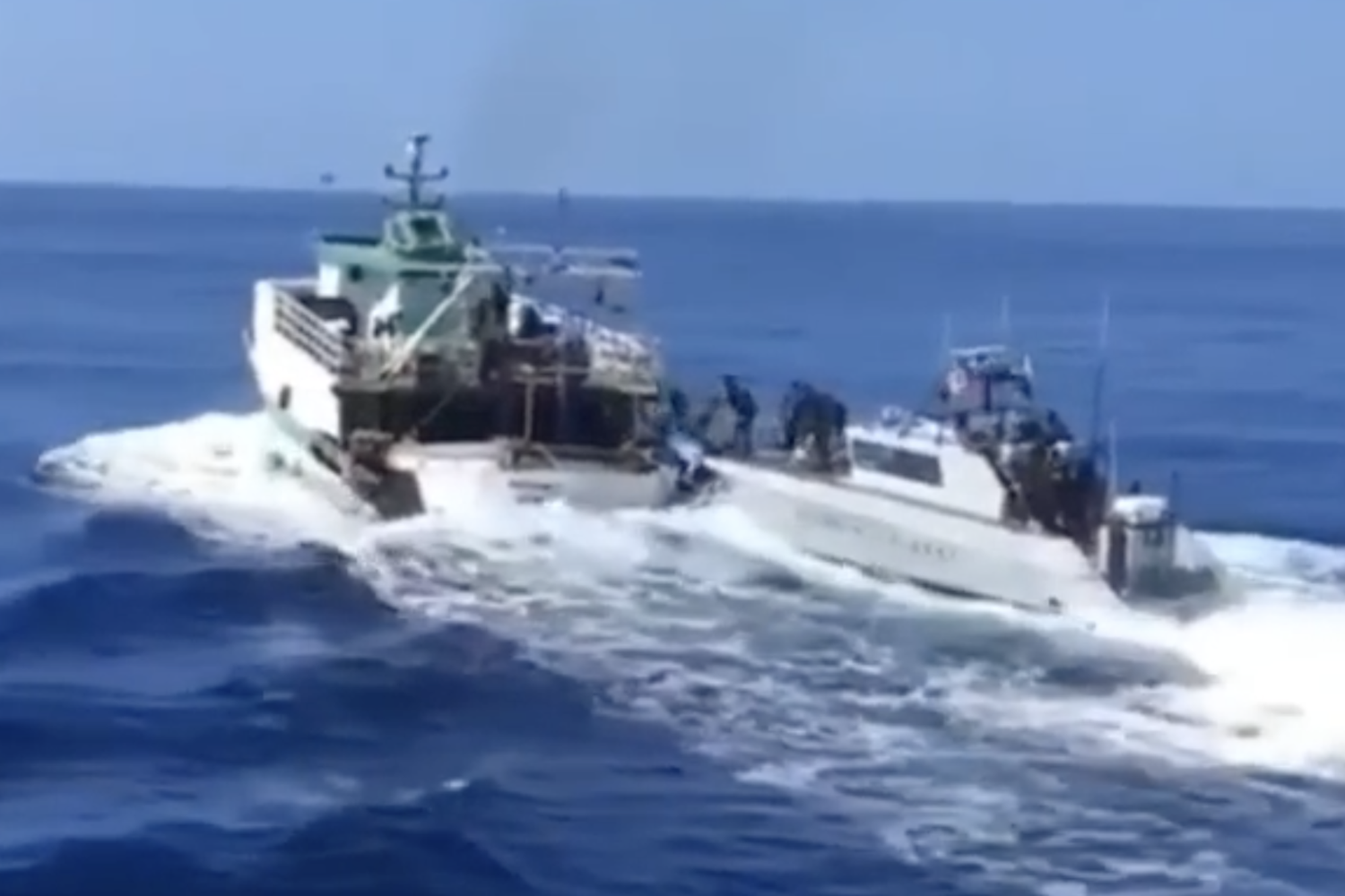 Un frame del video dell'inseguimento del peschereccio tunisino al largo di Lampedusa