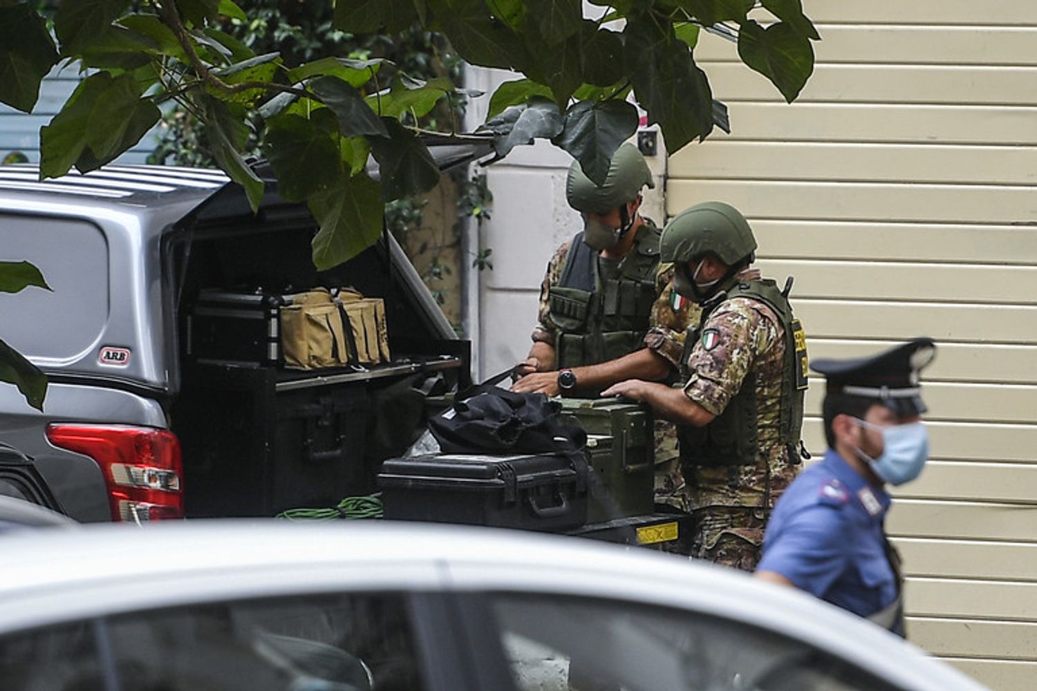 Gli artificieri intervenuti nel centro di Roma per rimuovere un ordigno della Prima Guerra Mondiale