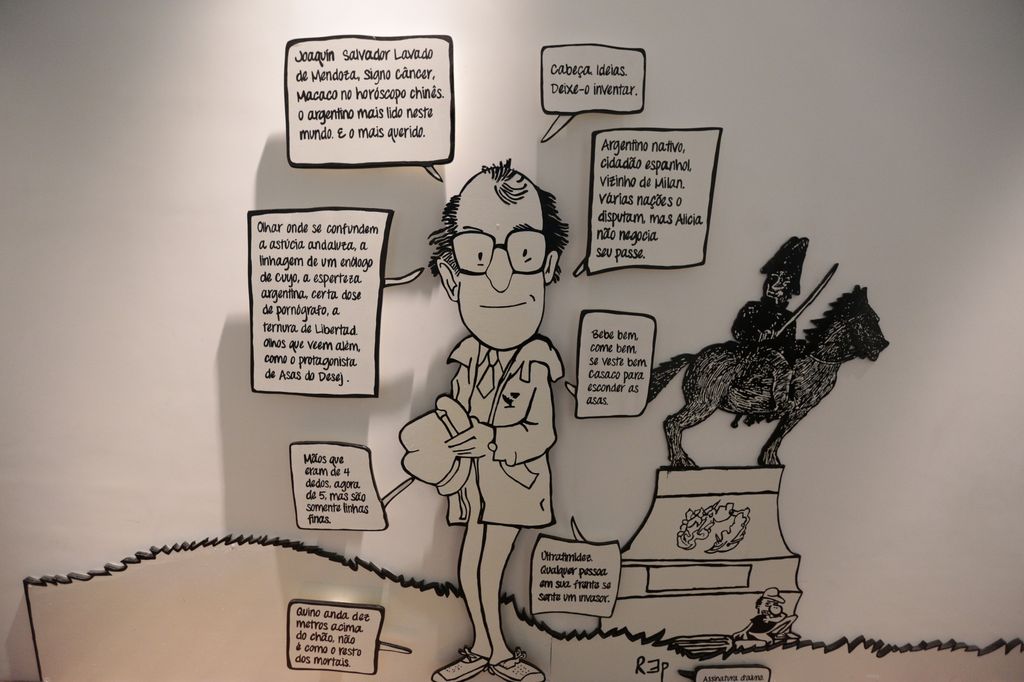 Un'installazione con un autoritratto di Quino