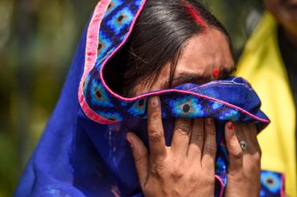 Una donna vittima di violenza sessuale in India