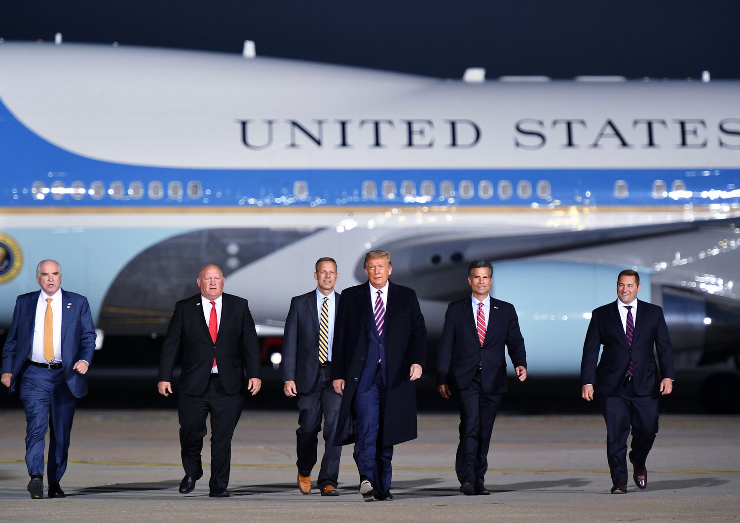 Trump e lo staff scendono dall'Air Force One