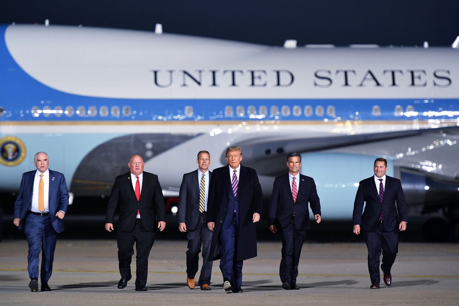 Trump e lo staff scendono dall'Air Force One