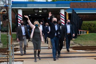 Il candidato democratico Joe Biden con la moglie Jill a una manifestazione in ColoradoBiden