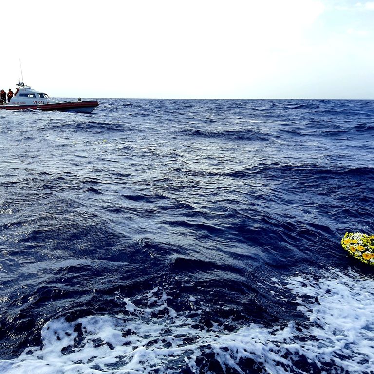 &nbsp;La corona di fiori lanciata nel mare di Lampedusa in memoria delle vittime del naufragio del 3 ottobre 2013