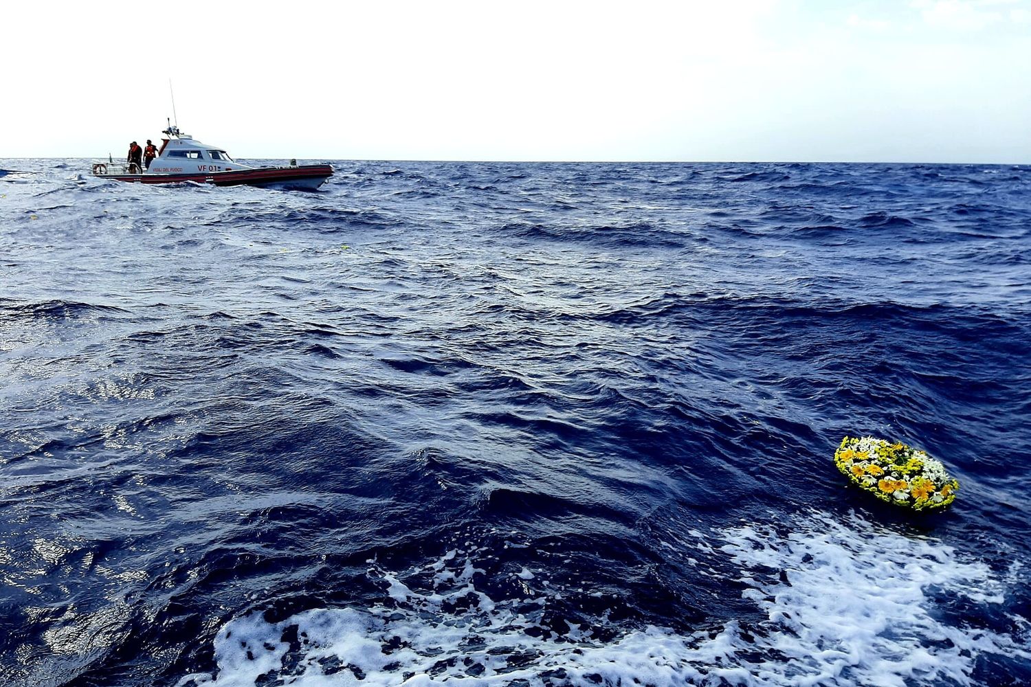 &nbsp;La corona di fiori lanciata nel mare di Lampedusa in memoria delle vittime del naufragio del 3 ottobre 2013