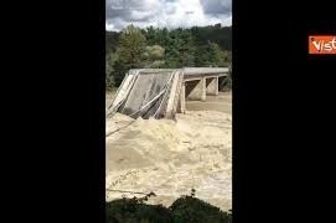 maltempo piemonte crolla ponte sesia immagini