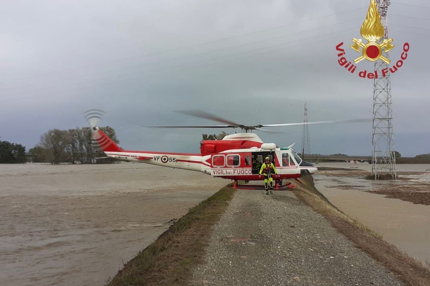 Un elicottero dei vigili del fuoco intervenuto sull'argine del fiume Sesia