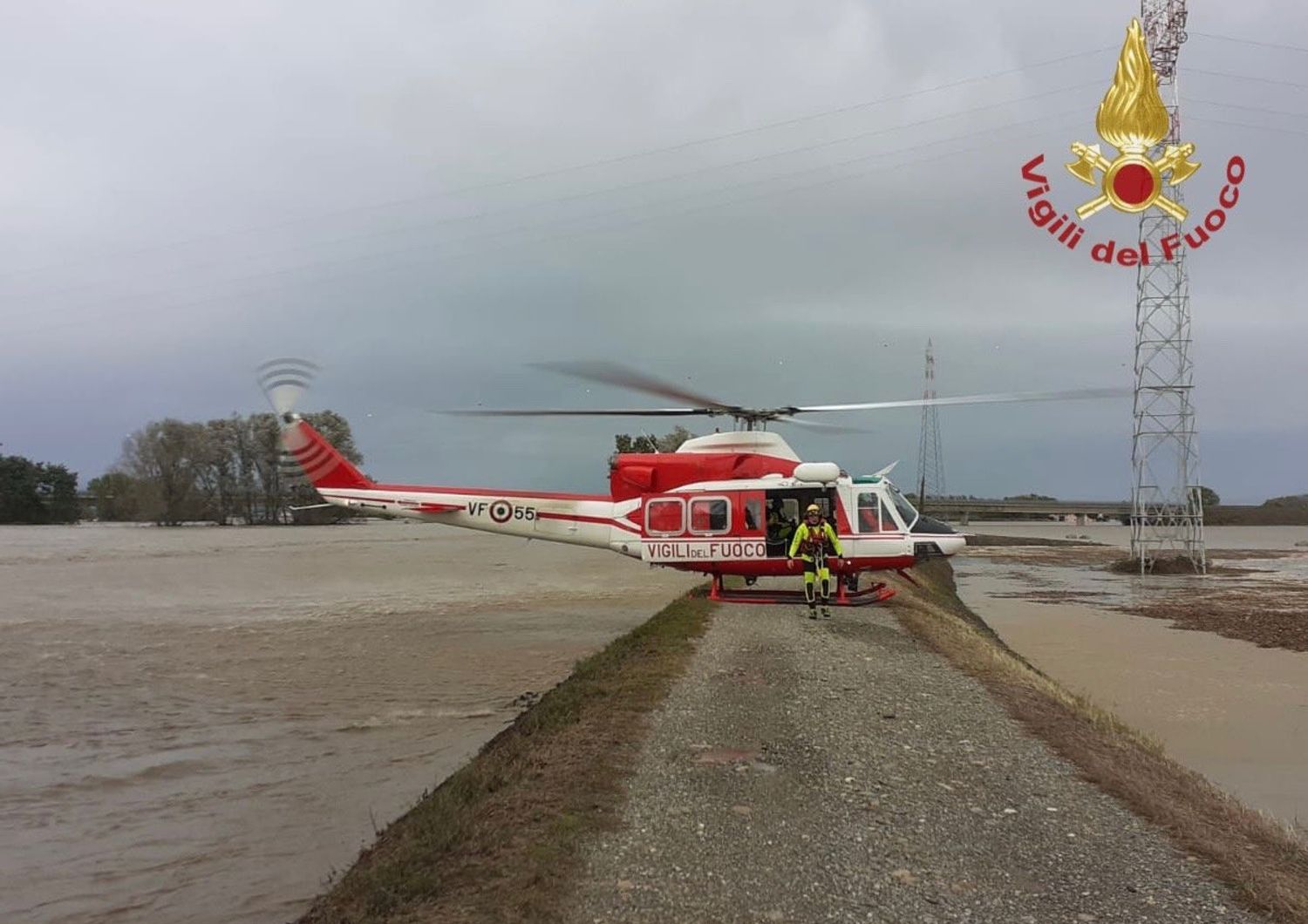 Un elicottero dei vigili del fuoco intervenuto sull'argine del fiume Sesia