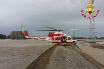 Un elicottero dei vigili del fuoco intervenuto sull'argine del fiume Sesia