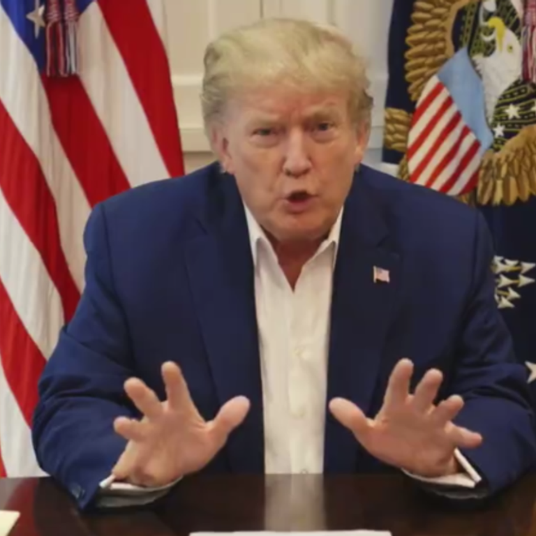 Donald Trump durante il discorso dal Walter Reed Hospital