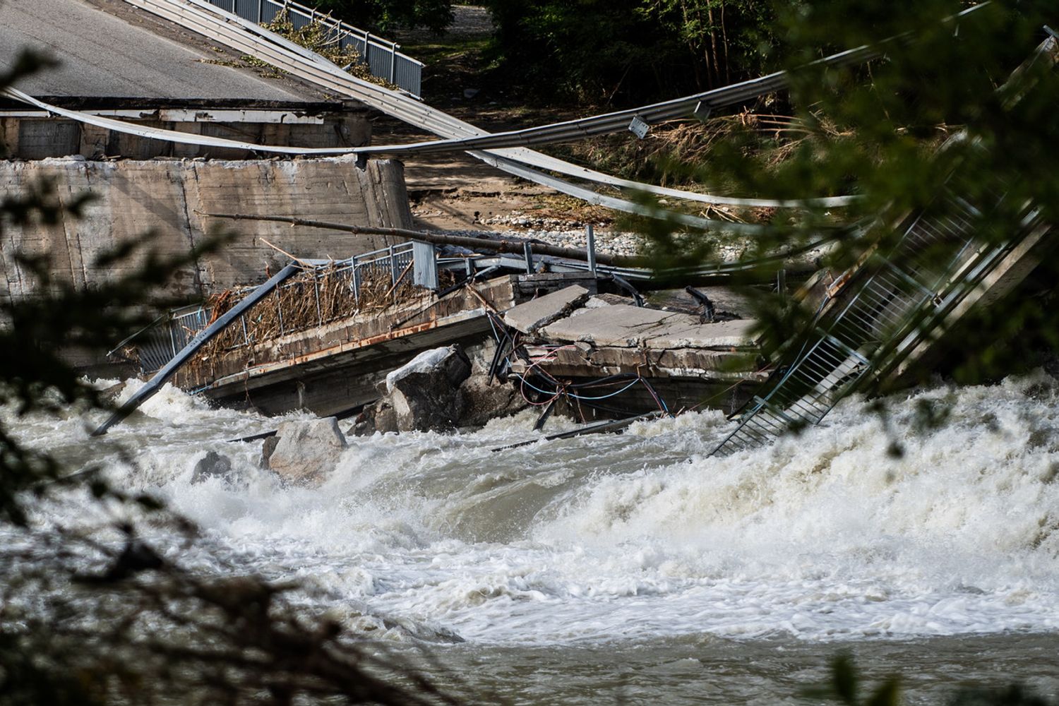 Il crollo di un ponte per il maltempo a Romagnano Sesia