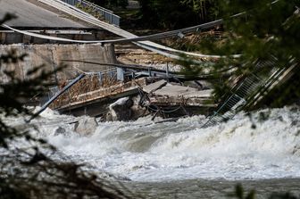 Il crollo di un ponte per il maltempo a Romagnano Sesia