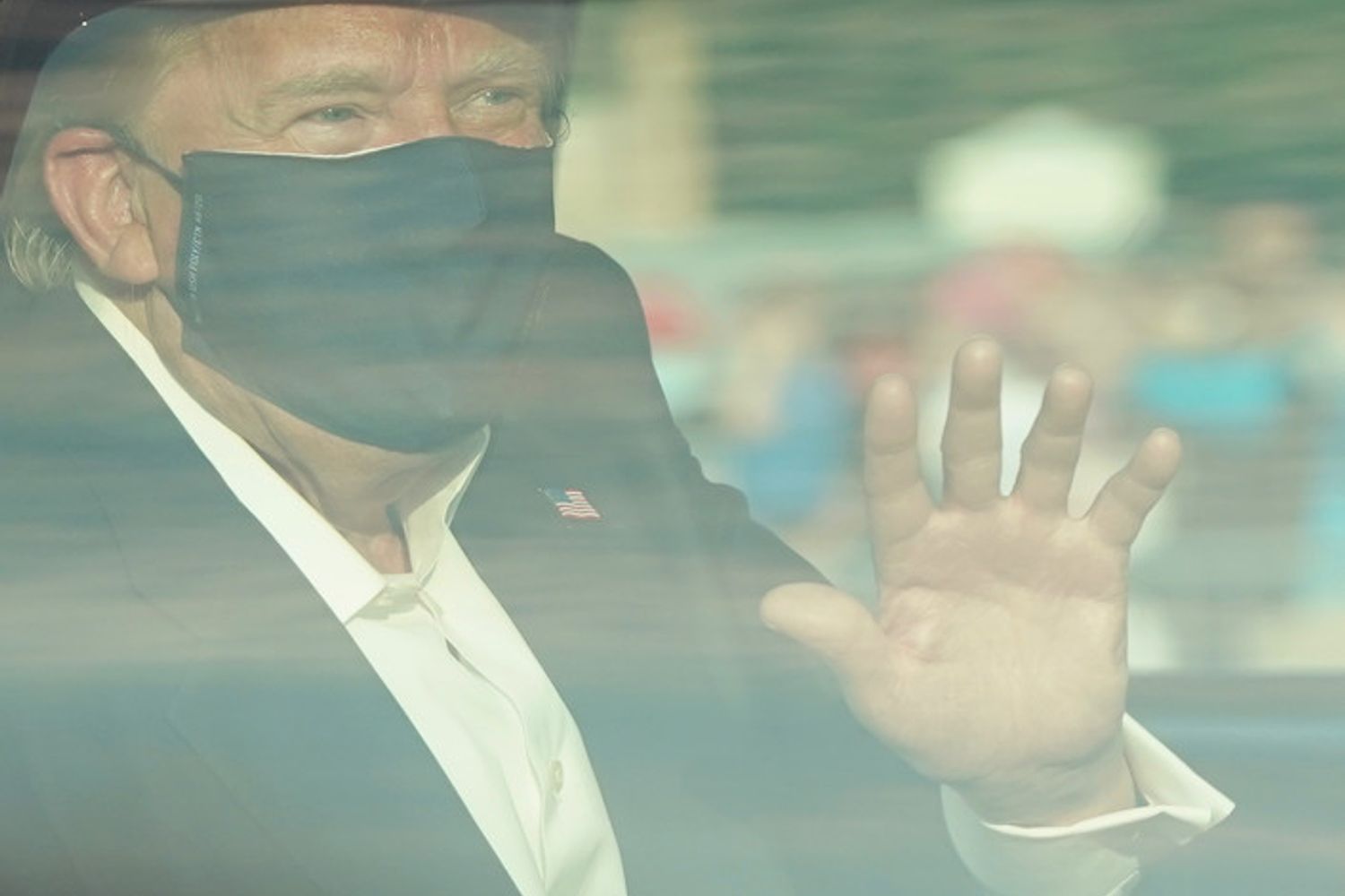 Trump fa il giro in auto fuori dal Walter Reed Hospital per salutare i suoi sostenitori