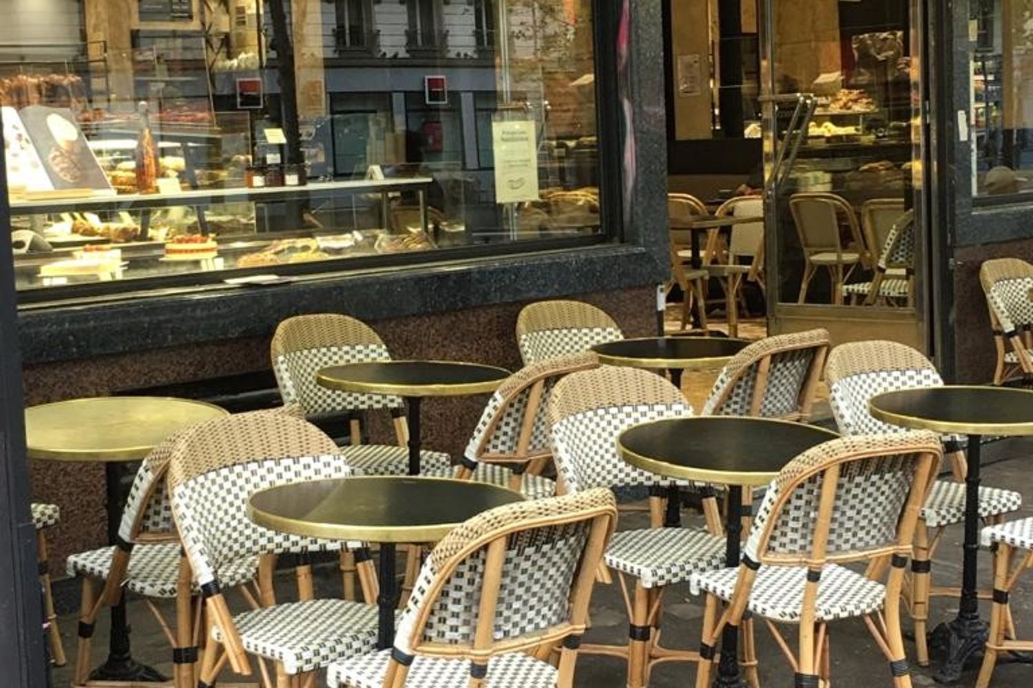 I locali vuoti a Parigi dopo le nuove misure imposte dalla prefettura