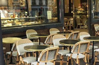 I locali vuoti a Parigi dopo le nuove misure imposte dalla prefettura