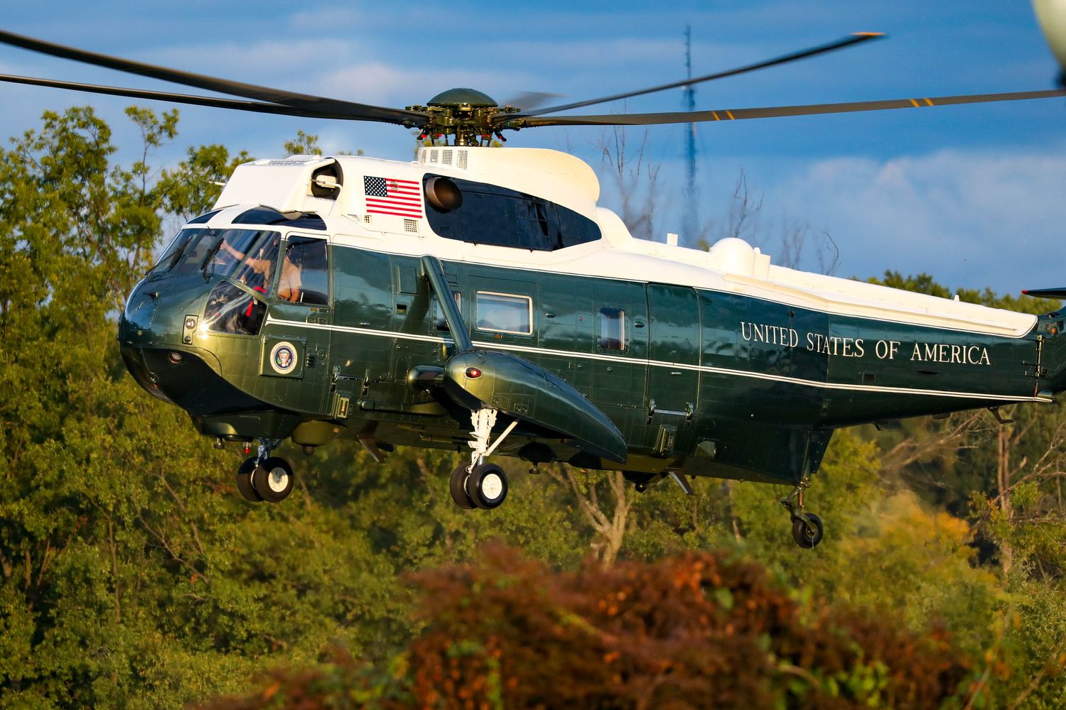 &nbsp;Trump mentre lascia il Walter Reed Medical Center&nbsp;