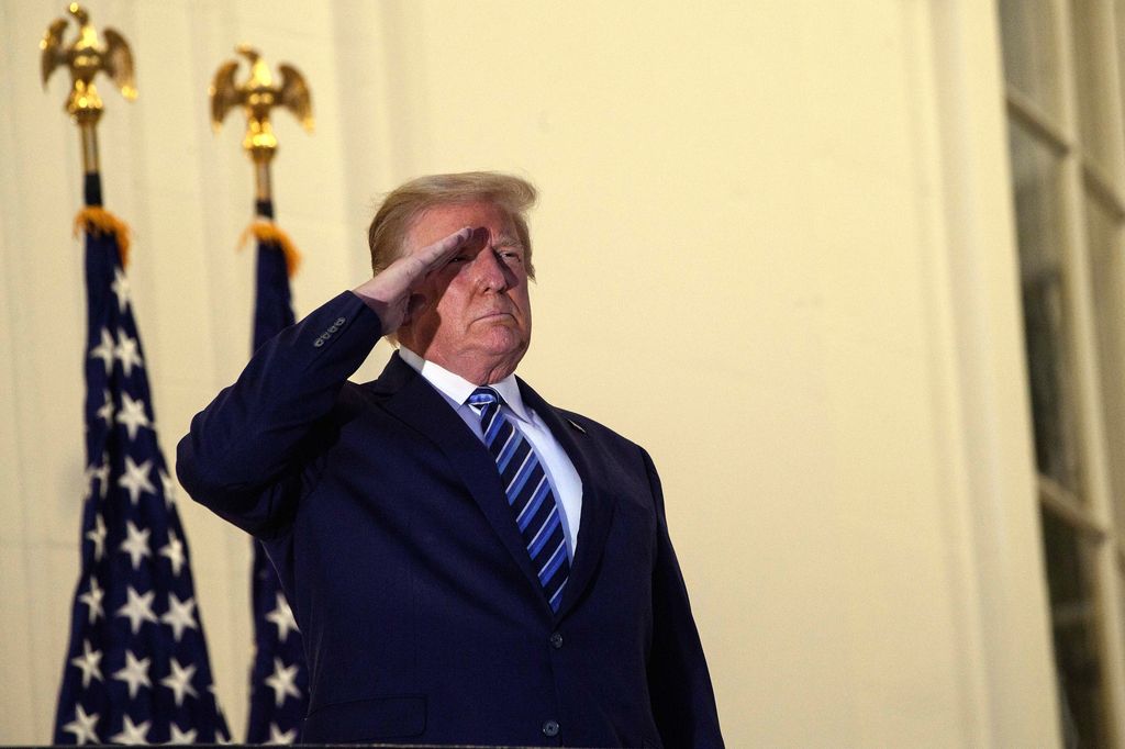 Donald Trump fa il saluto militare al suo arrivo alla Casa Bianca dall'ospedale