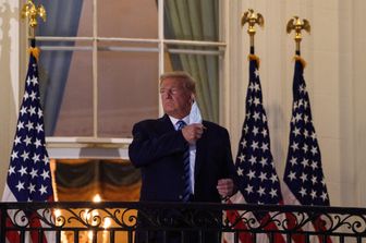Donald Trump si toglie la mascherina davanti all'ingresso della Casa Bianca