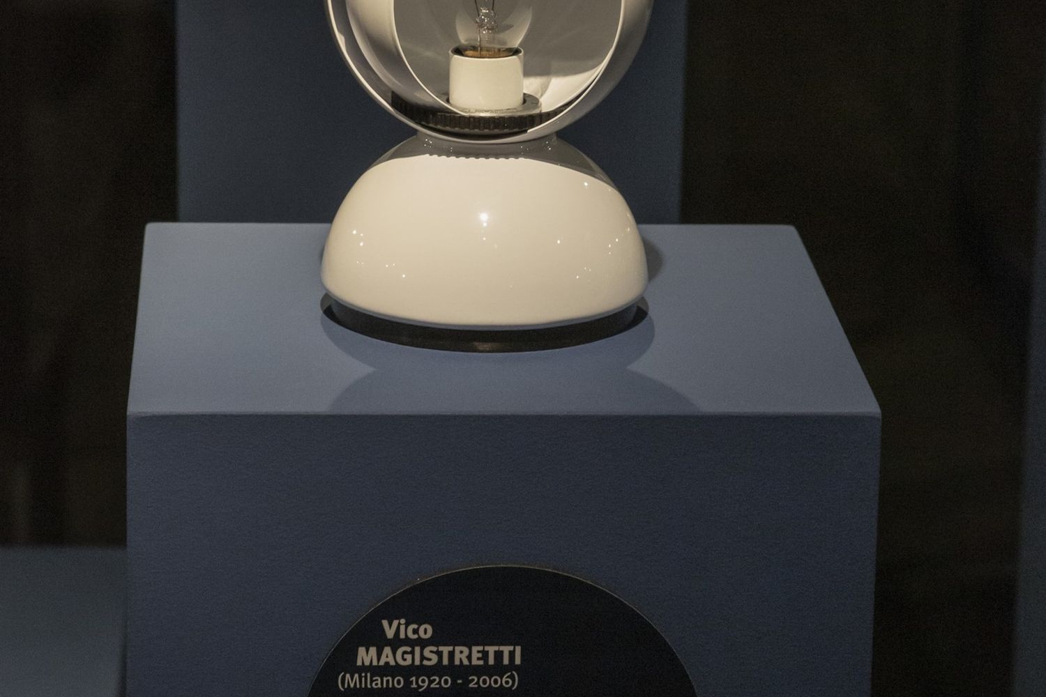 La lampada Eclisse disegnata da Vico Magistretti