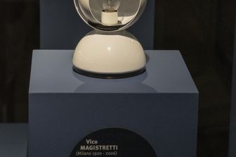 La lampada Eclisse disegnata da Vico Magistretti