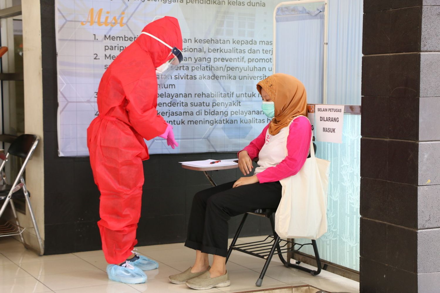 &nbsp;Indonesia, una volontaria si sottopone all'iniezione di un vaccino anti-Covid in fase di sperimentazione&nbsp;