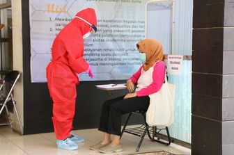 &nbsp;Indonesia, una volontaria si sottopone all'iniezione di un vaccino anti-Covid in fase di sperimentazione&nbsp;