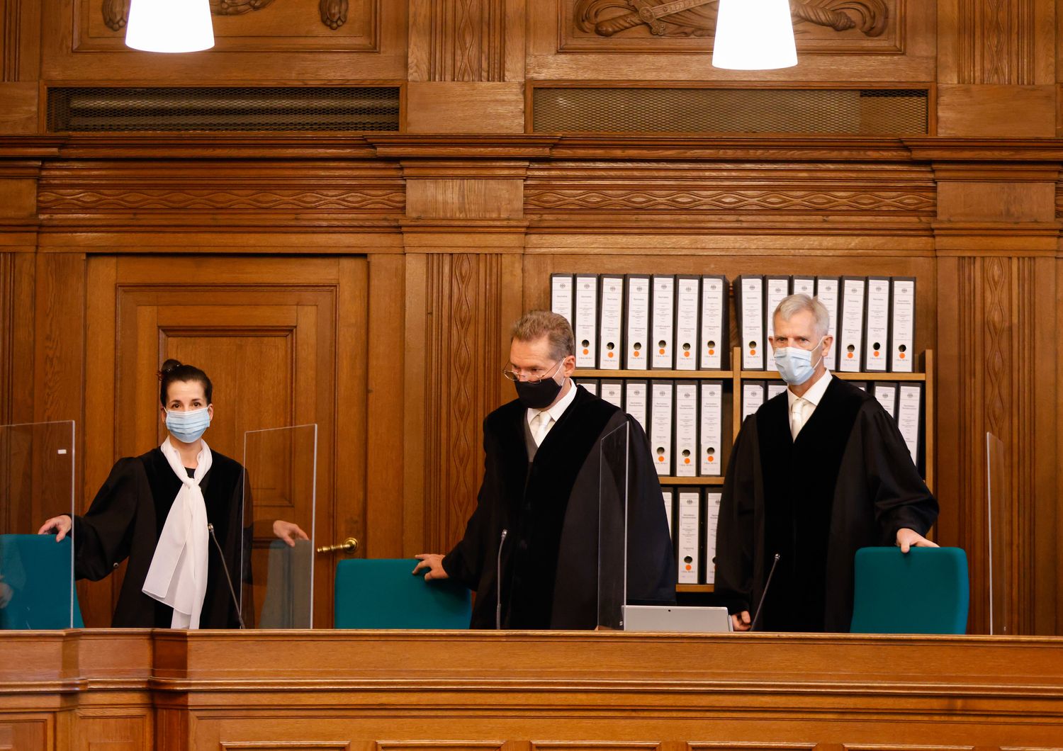 Il giudice Olaf Arnoldi (a destra) e i suoi colleghi entrano in aula al processo per l'uccisione del ceceno ucciso al Kleiner Tiergarten il 23 agosto 2019