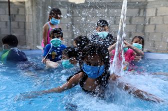 &nbsp;Bambini su un tetto a Gaza durante la canicola di settembre