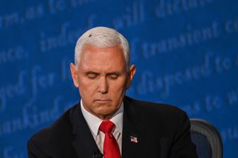 La mosca posata sui capelli del vice presidente Usa, Mike Pence