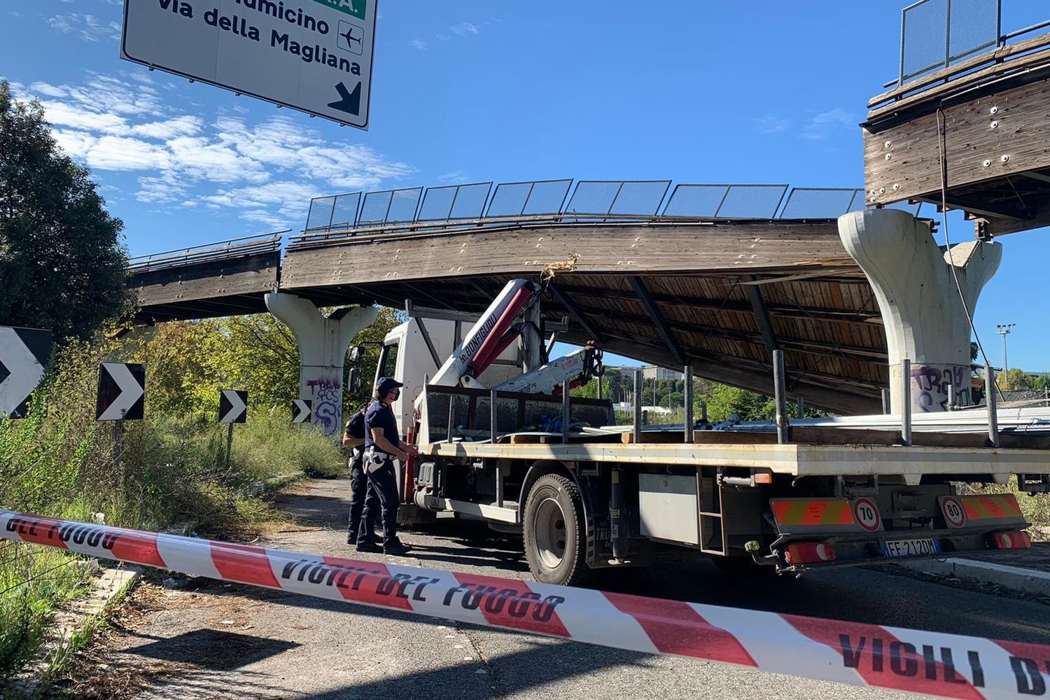 Ponte crollato sulla via Laurentina