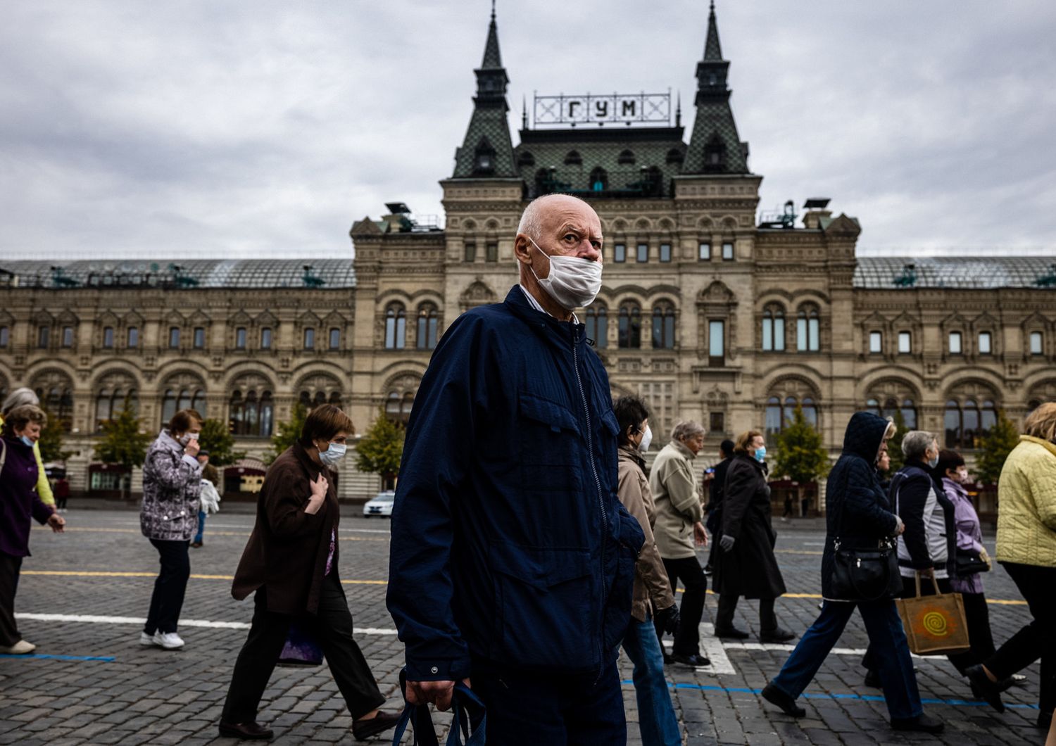 Aumentano i casi di Covid a Mosca: i cittadini indossano la mascherina davanti alla sede dei magazzini Gum