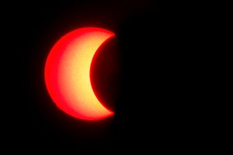 La luce rossa del Sole durante l'eclissi del 26 dicembre 2019