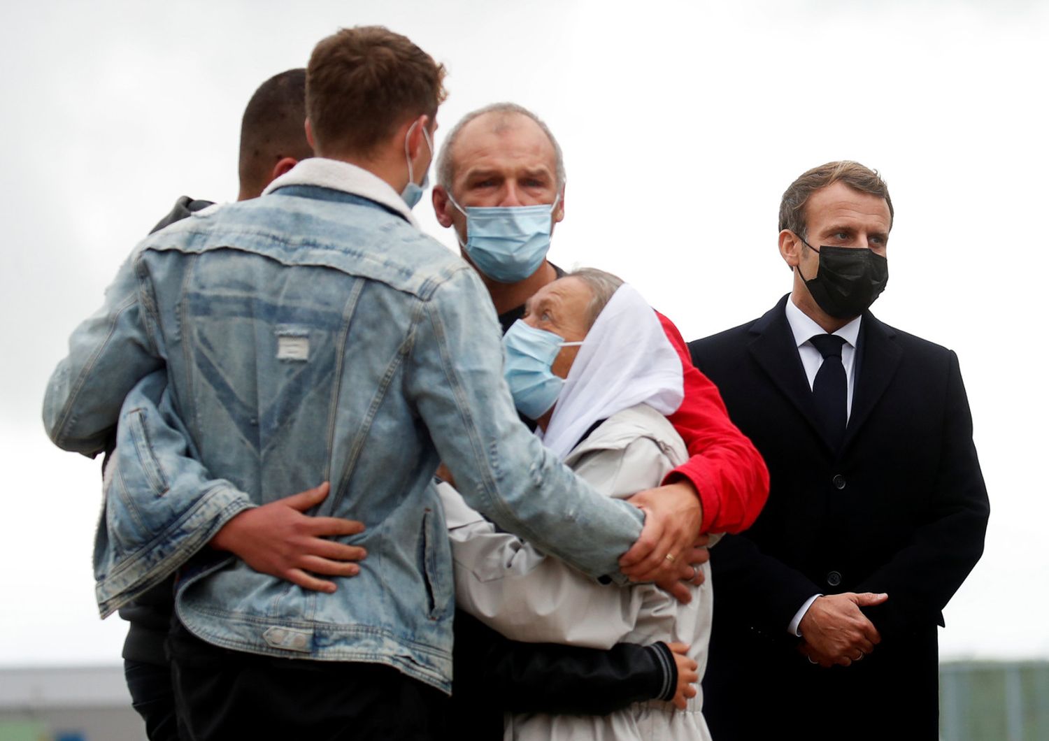 Emmanuel Macron con la famiglia dell'ostaggio francese liberato in Mali all'arrivo di Sophie Petronin a Parigi