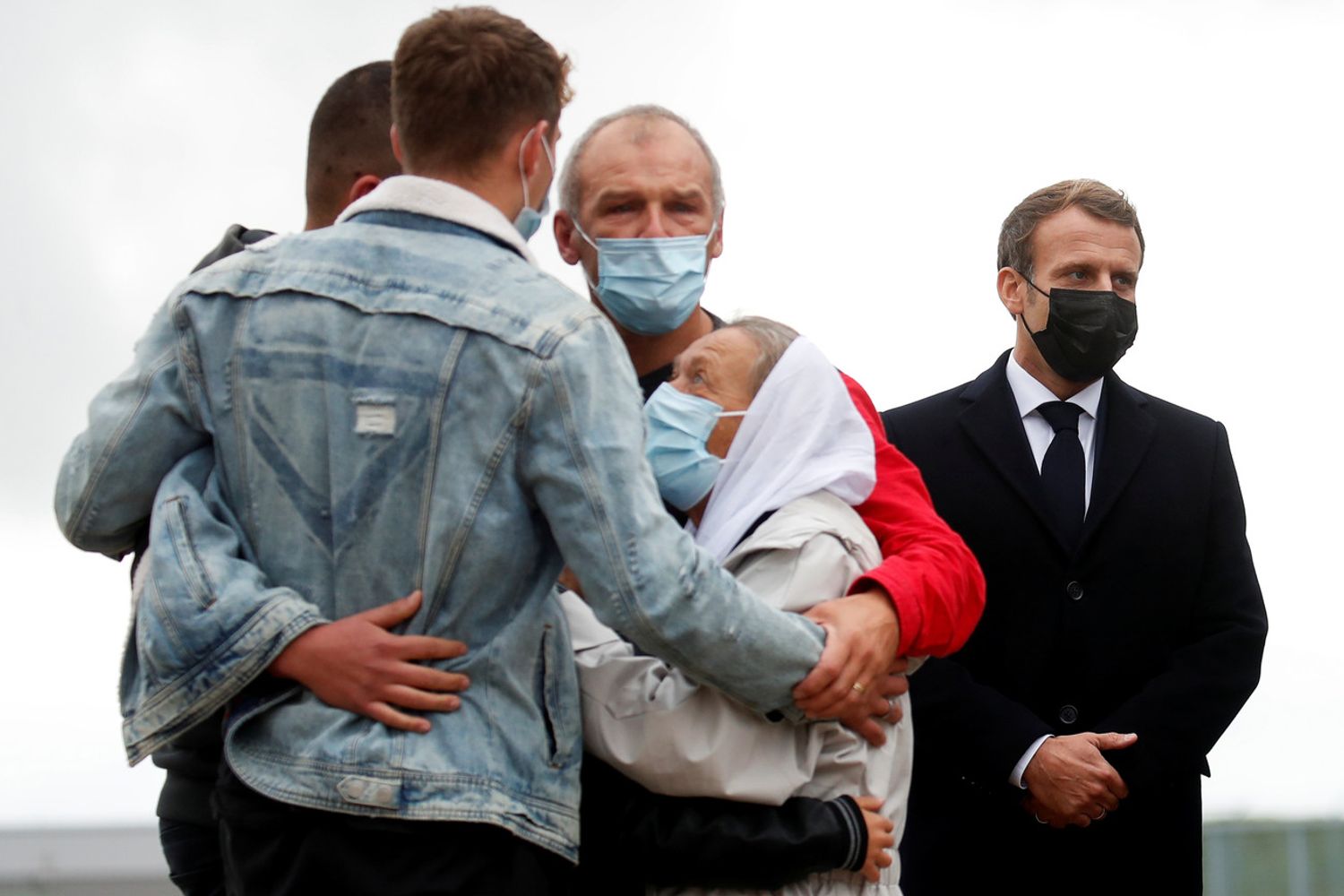 Emmanuel Macron con la famiglia dell'ostaggio francese liberato in Mali all'arrivo di Sophie Petronin a Parigi