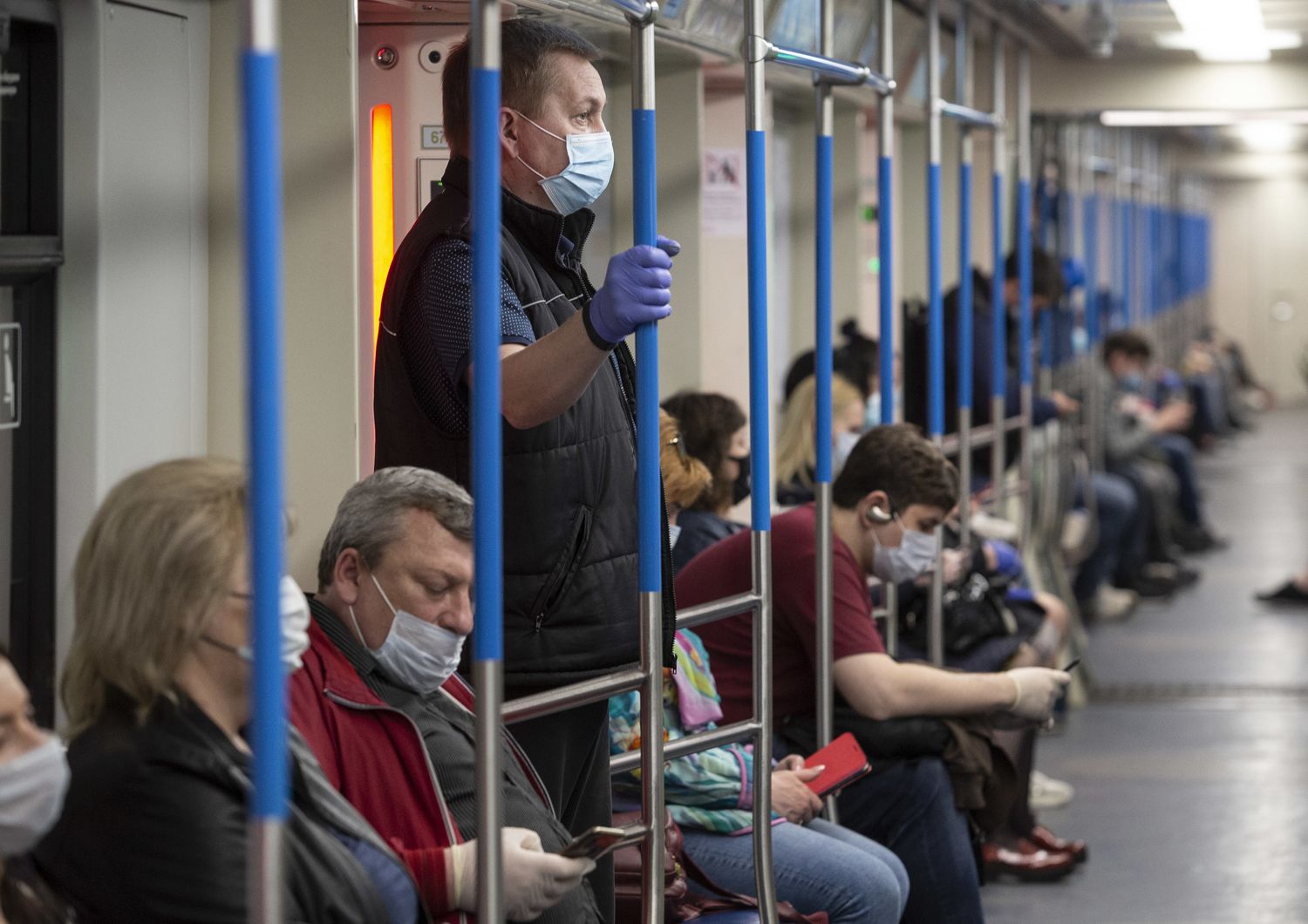 Coronavirus, guanti e mascherine sui mezzi pubblici