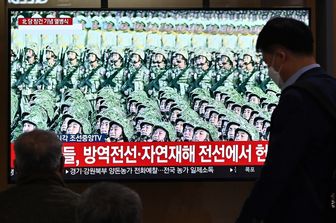 &nbsp;Le immagini della parata militare di Pyong Yang trasmesse alla stazione ferroviaria di Seul