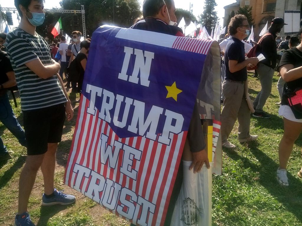 Un manifestante inneggia a Donald Trump
