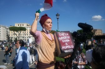Una manifestante alla 'marcia della liberazione'