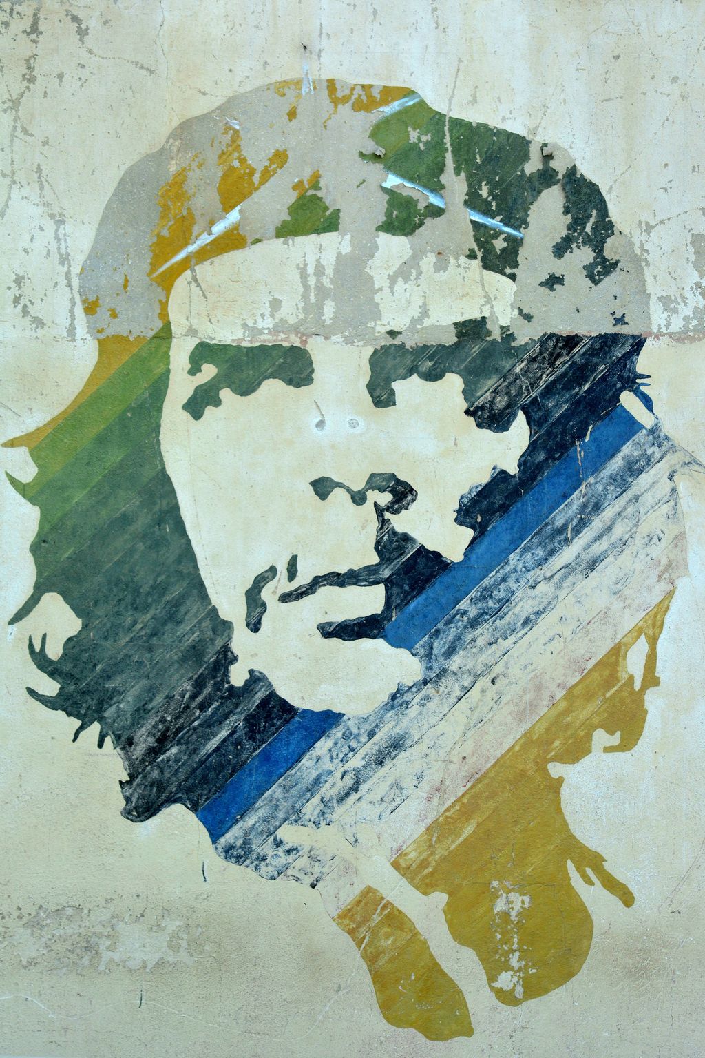 Il volto di Che Guevara ricalcato sulla celebre foto di Alberto Korda, dipinto su un muro a L'Avana