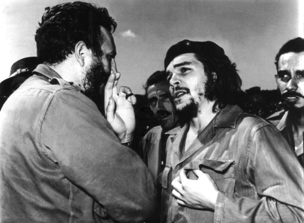 Che Guevara parla con Fidel Castro a L'Avana nel 1960